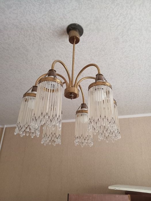 Продам люстру потолочную