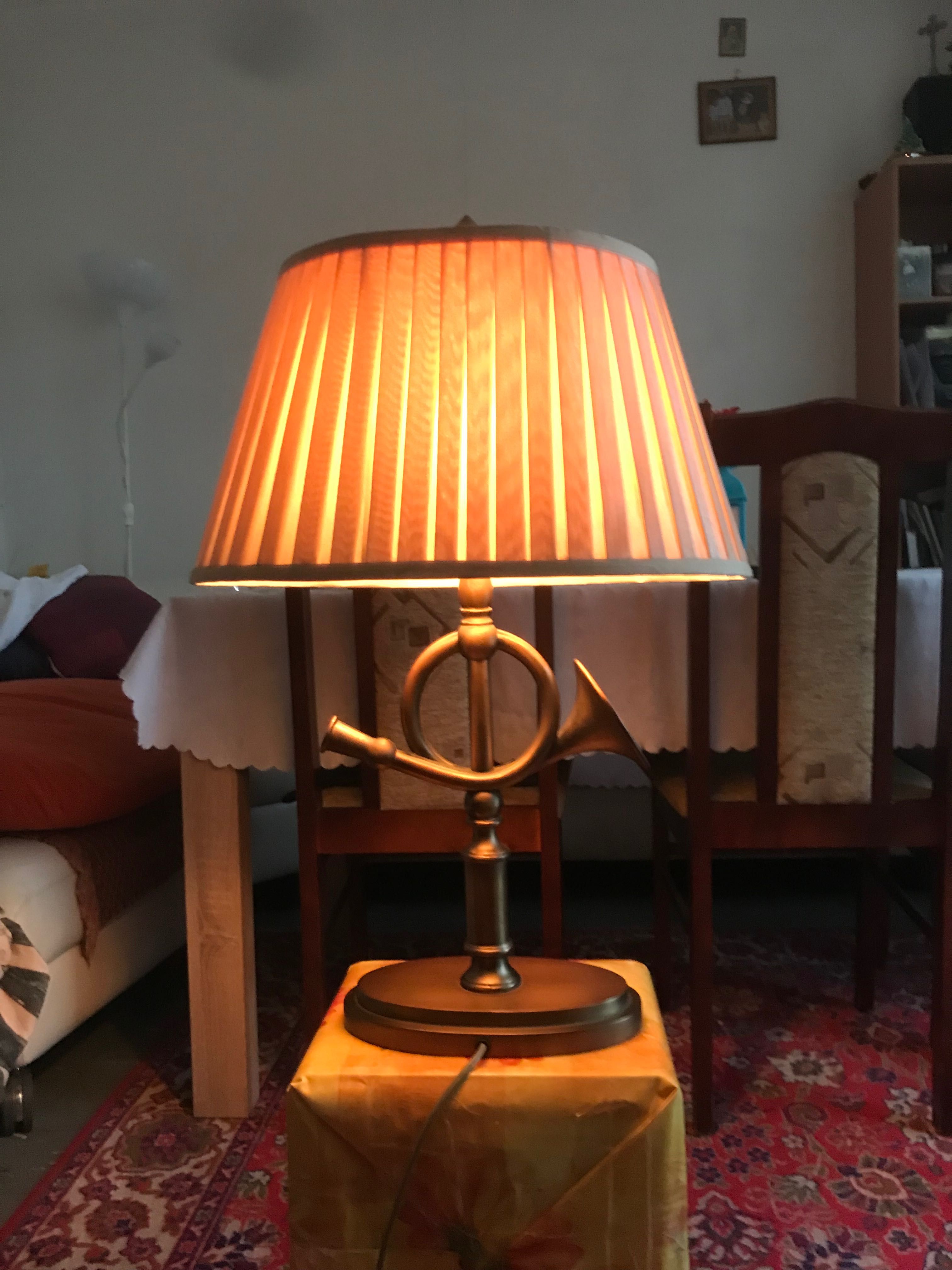 Lampka z regulowanym światłem „Trąbka”