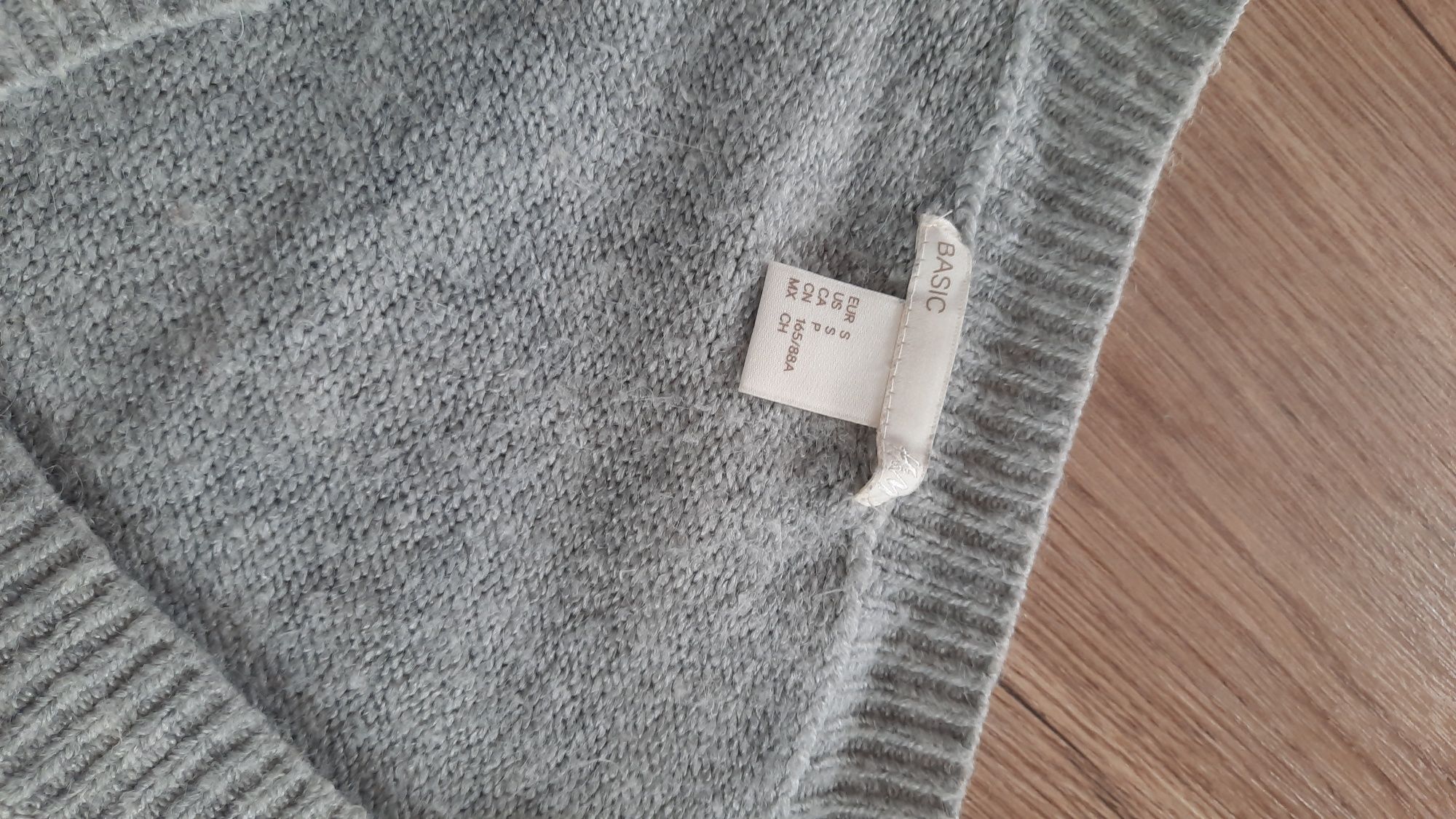 Szary sweter basic oversize