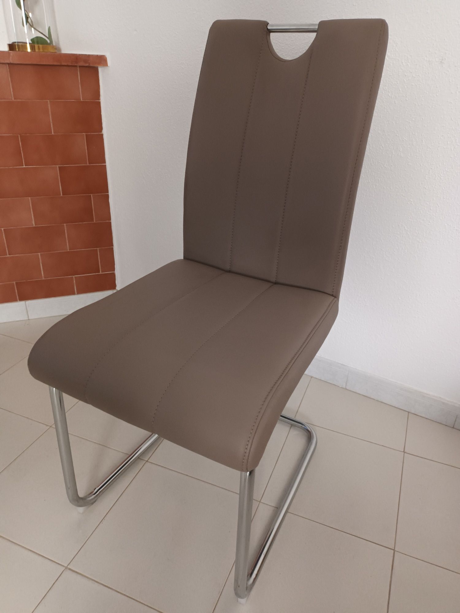 Cadeira de couro sintético marrom