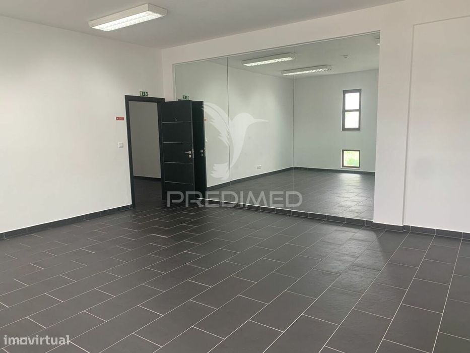Escritórios amplos e espaçosos em Évora