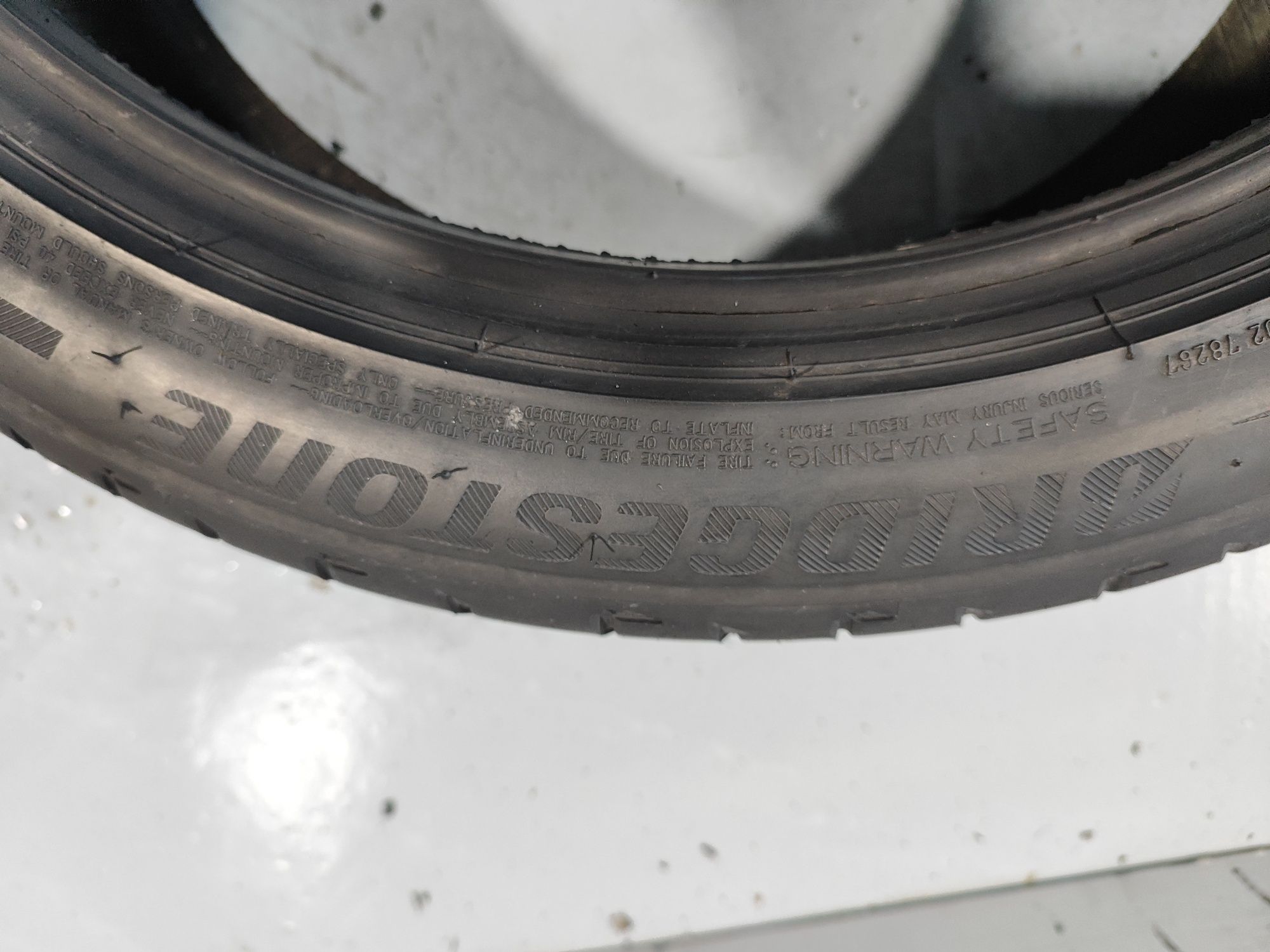 2 pneus semi novos 225-45R19 Bridgestone - Oferta da entrega - 150 EUR