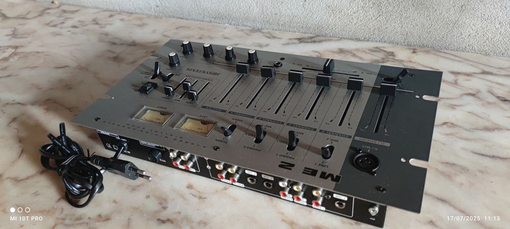 Mesa de mistura vintage de qualidade e está bem estimada.