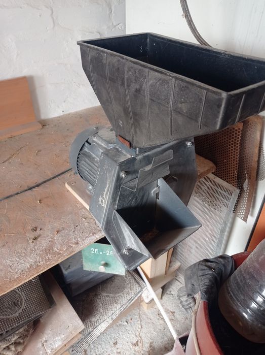 Кормоподрібувач, бурякорізка.