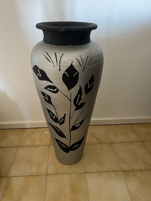 Jarrão cinza e preto