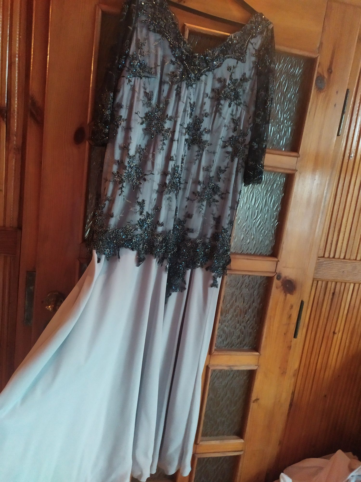 Sukienka r. 44, bogato zdobiona koronką z kamieniami, szara
