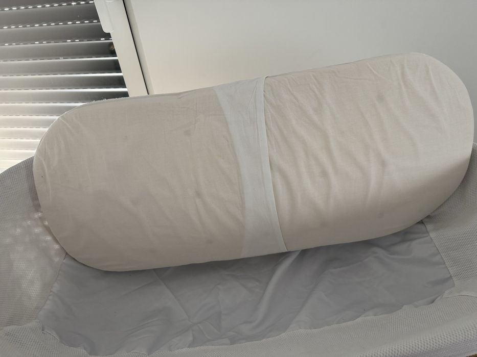 Alcofa de verga e suporte em madeira