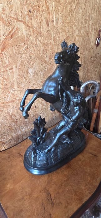 Rzeźba , figura - półnagi mężczyzna z koniem  43cm.