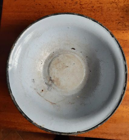 Stara miska emaliowana, średnica 32 cm; sygnowana czajnikiem
