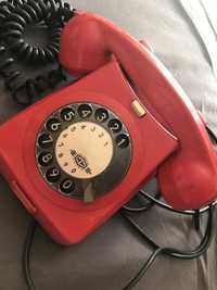 Retro telefon czerwony vintage