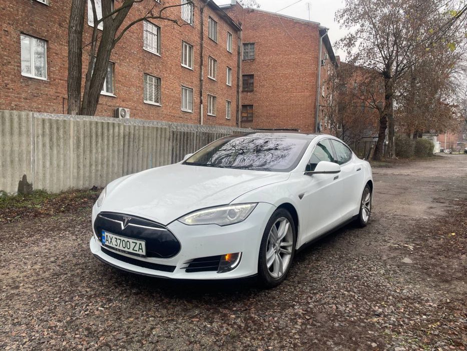 Tesla Model S 2013 год выпуска 60KB пневмо срочно!