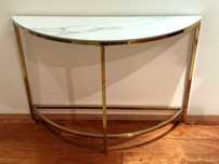 Mesa de Entrada com Estrutura Dourada