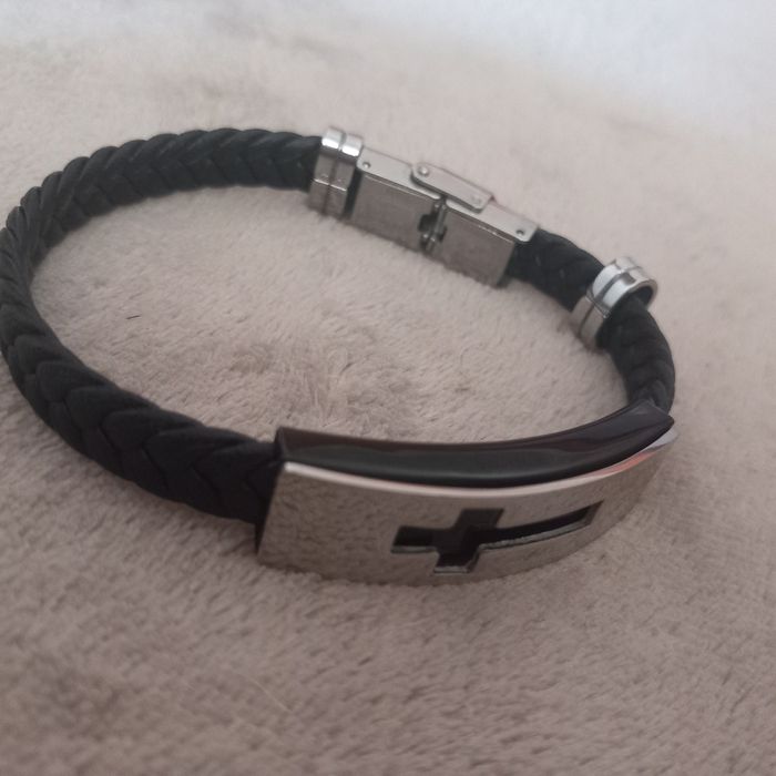 Pulseira couro e aço + Pulseira pedras Vulcânicas