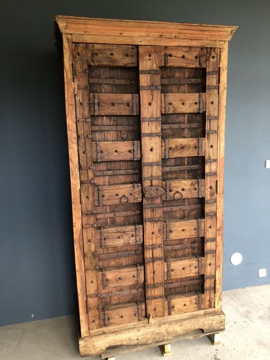 Zabytkowa stara zabytkowa recznie rzezbiona szafa