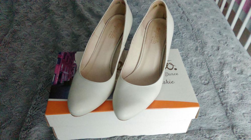 Skórzane czółenka ślubne śmietankowe jak nowe