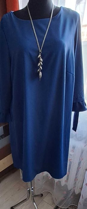 Świetna granatowa sukienka, prosta i elegancka