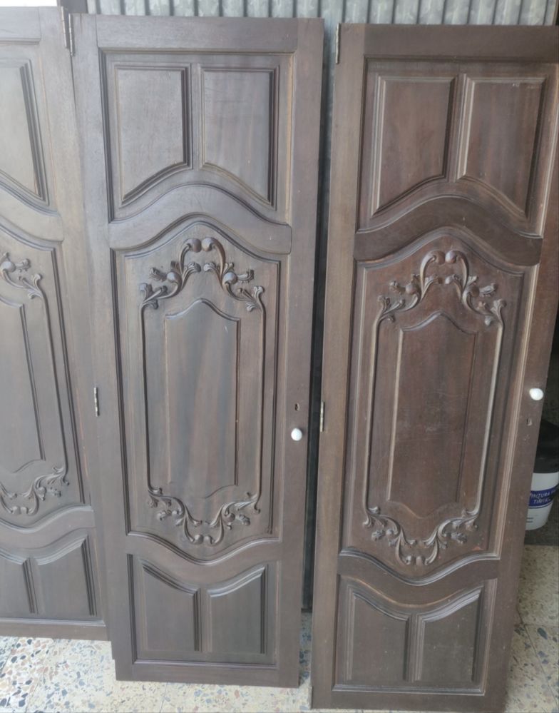Antigas portas de madeira para decoracāo