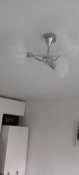 Żyrandol z białymi kloszami