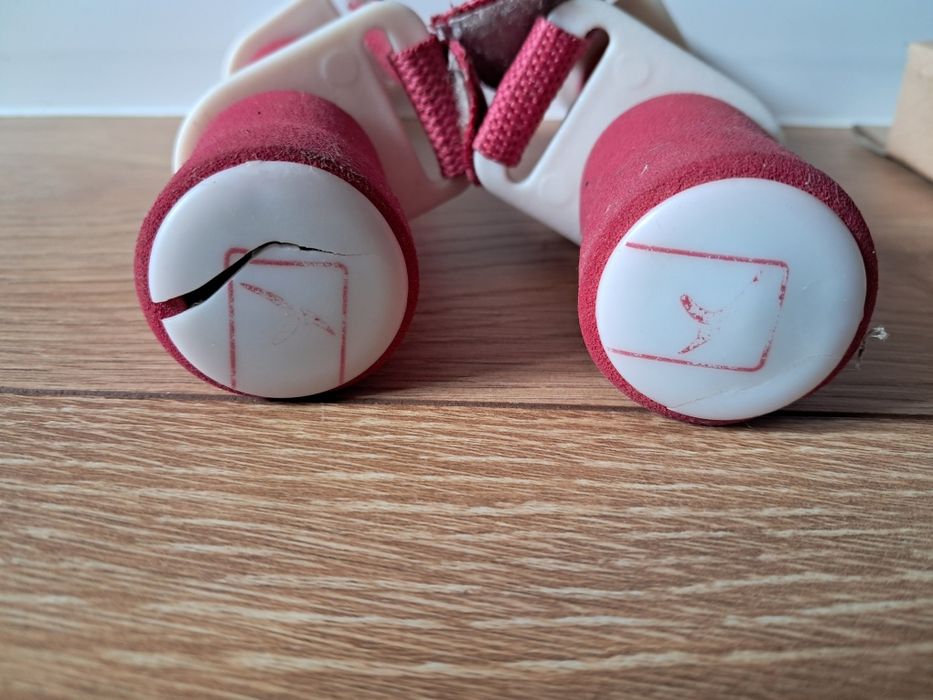 Zestaw ciężarki gumy i skakanka.