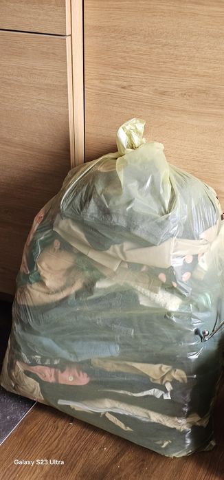 Duży worek ubrań damskich