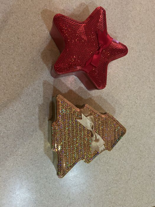 Рождественские жестяные коробки.