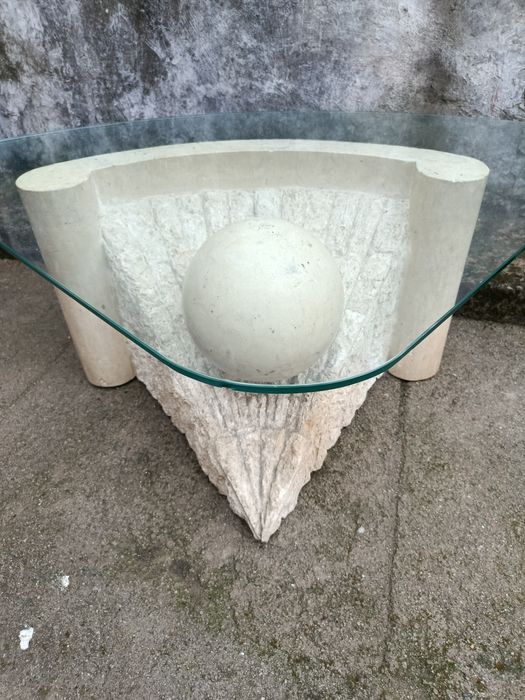 Mesa em pedra com tampo de vidro