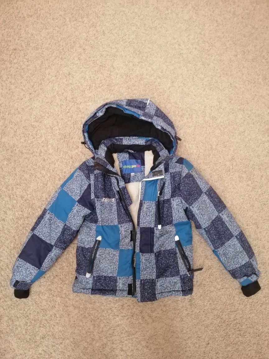 Очень тёплая куртка на мальчика 7-8 лет.