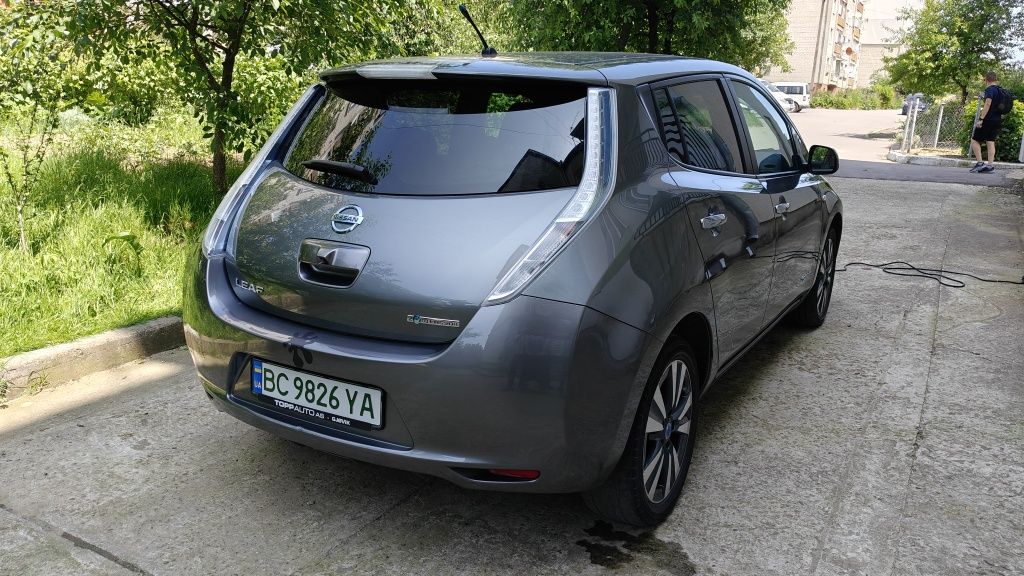 Продам Nissan Leaf .