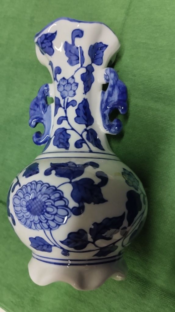 Jarra em loiça branca com flores azuis