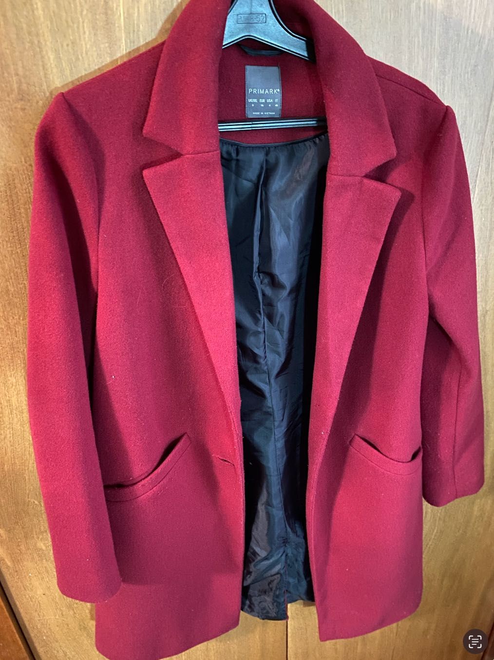 Розкішне пальто бордового кольору