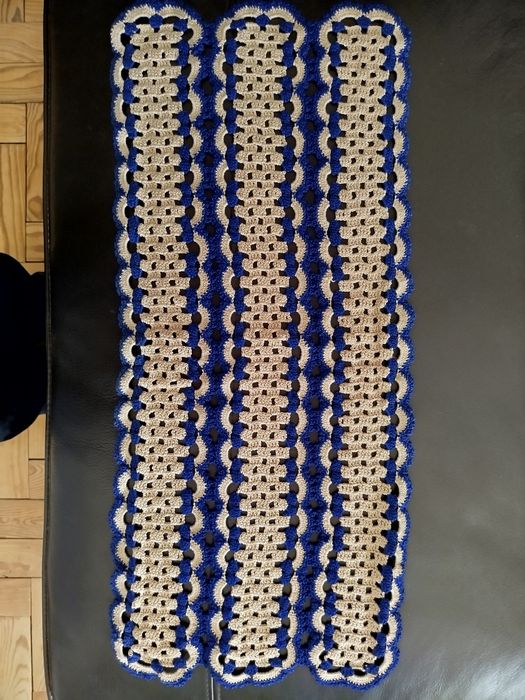 Naperons beges com listas azul escuro:
1x - (43x28)
1x - (63x28)
1x -