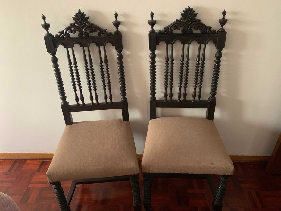 2 Cadeiras de Madeira Escura