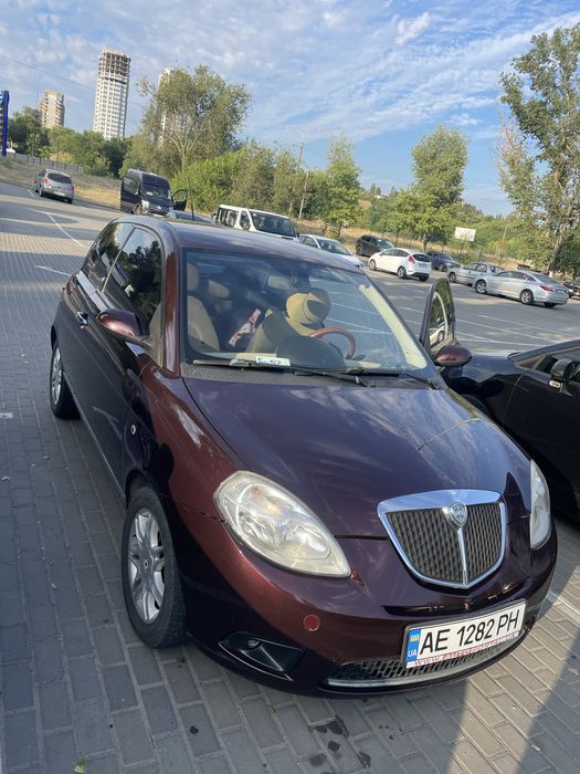 Lancia ypcilon женская машина