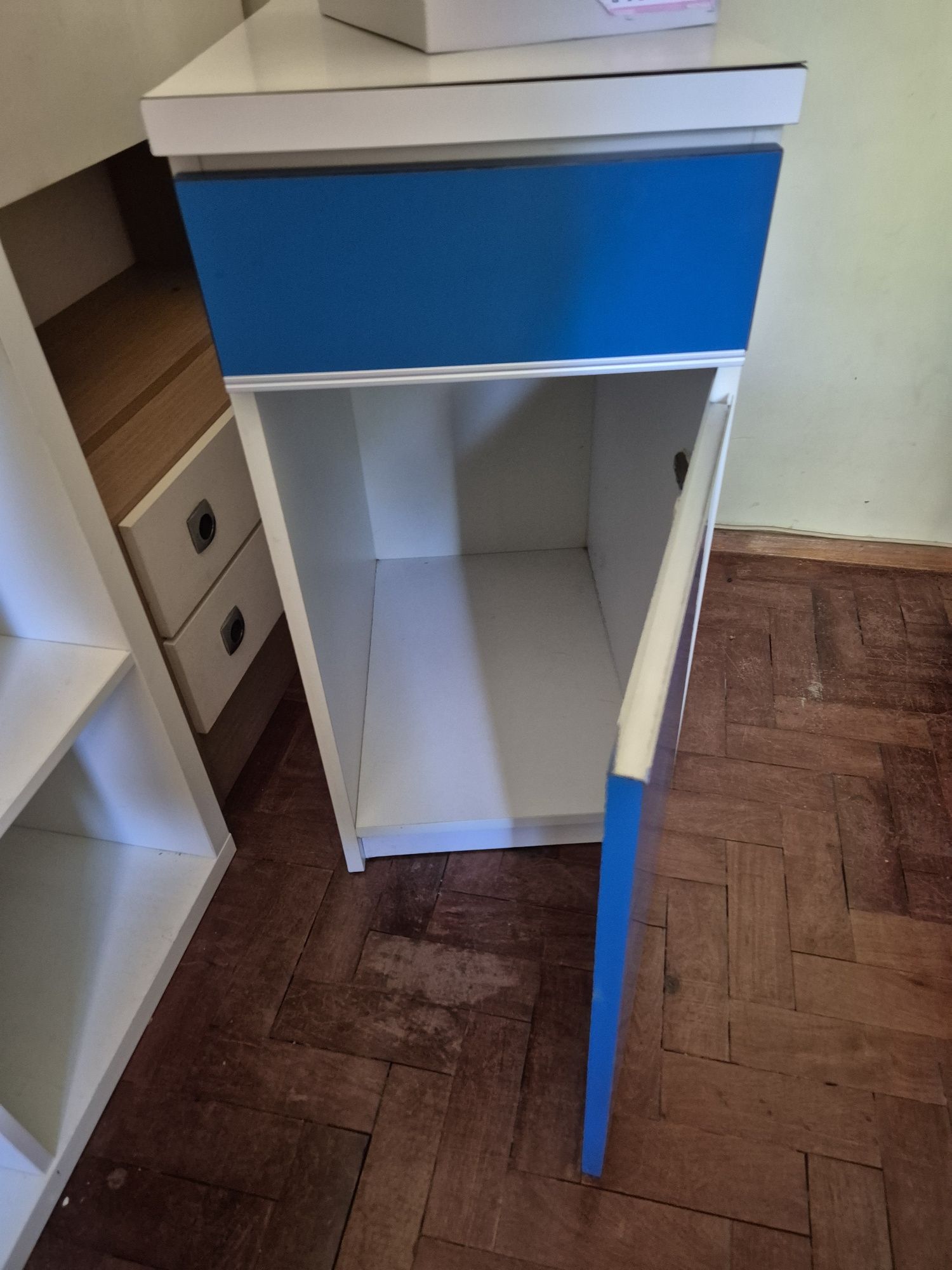 Movel azul com dois compartimentos
