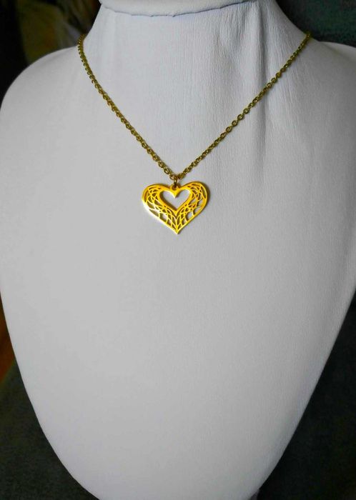 Colar Aço Dourado c/ Coração Moldura Trabalhado NOVO