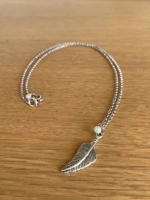 Colar aço com pena e pérola