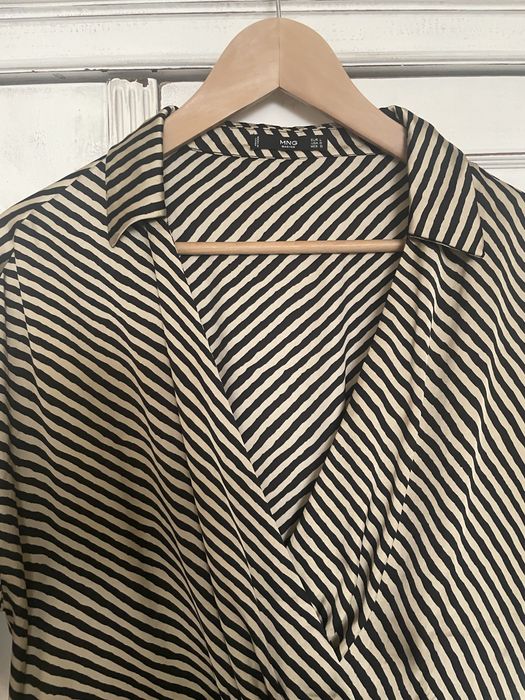 Vestido acetinado riscas preto e bege- Mango Decote em V