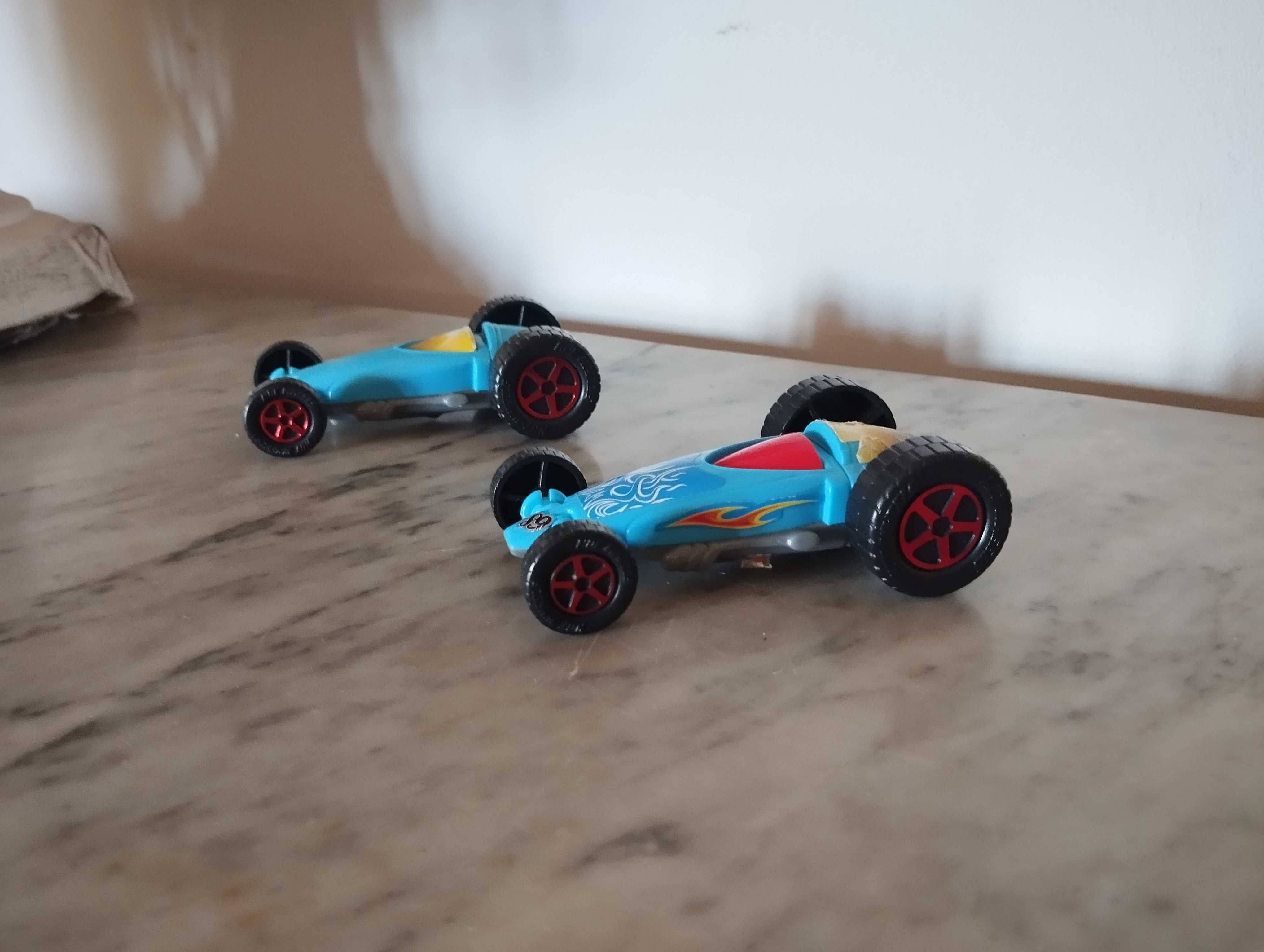 Carros de plástico colecionáveis.