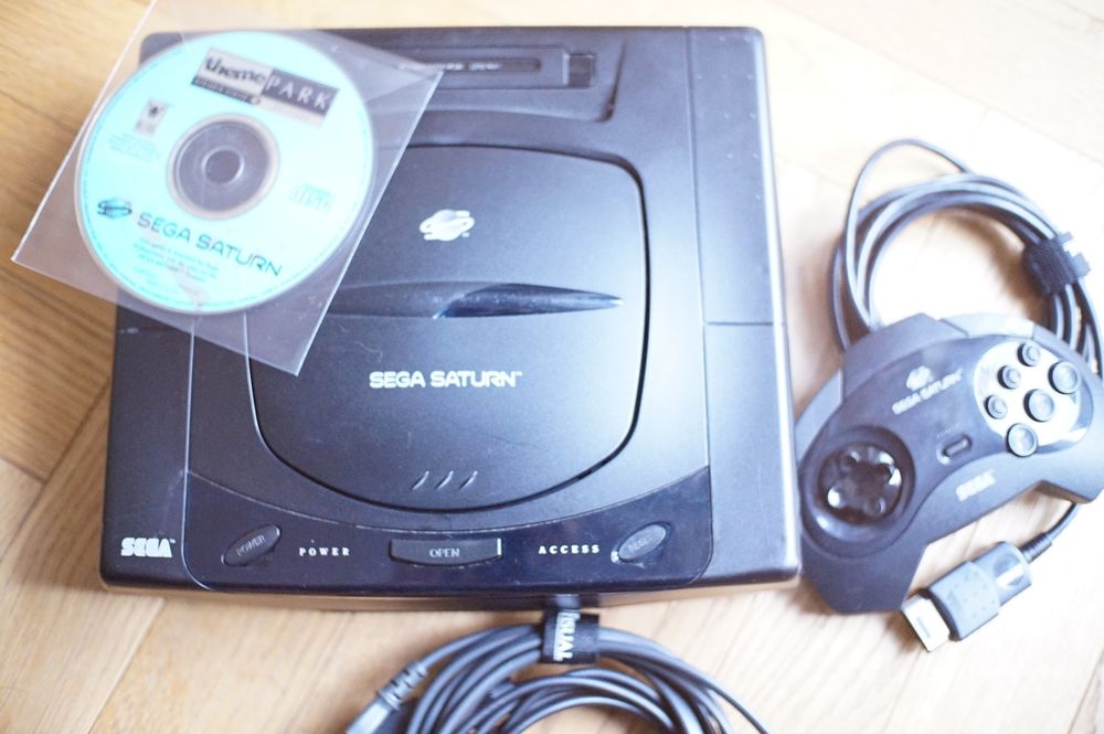 Konsola Sega Saturn (Europejska PAL) + pad, gra Theme Park, kable