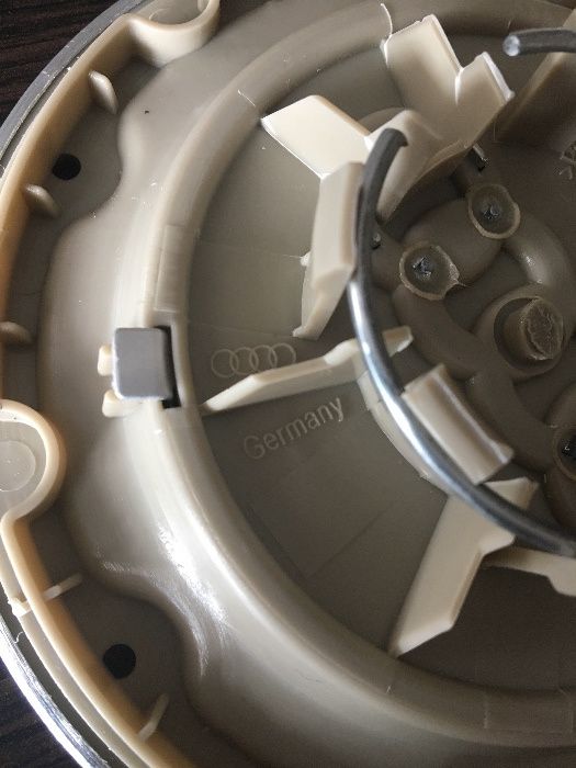 Колпачки заглушки на литой диски Audi 8N0601165A