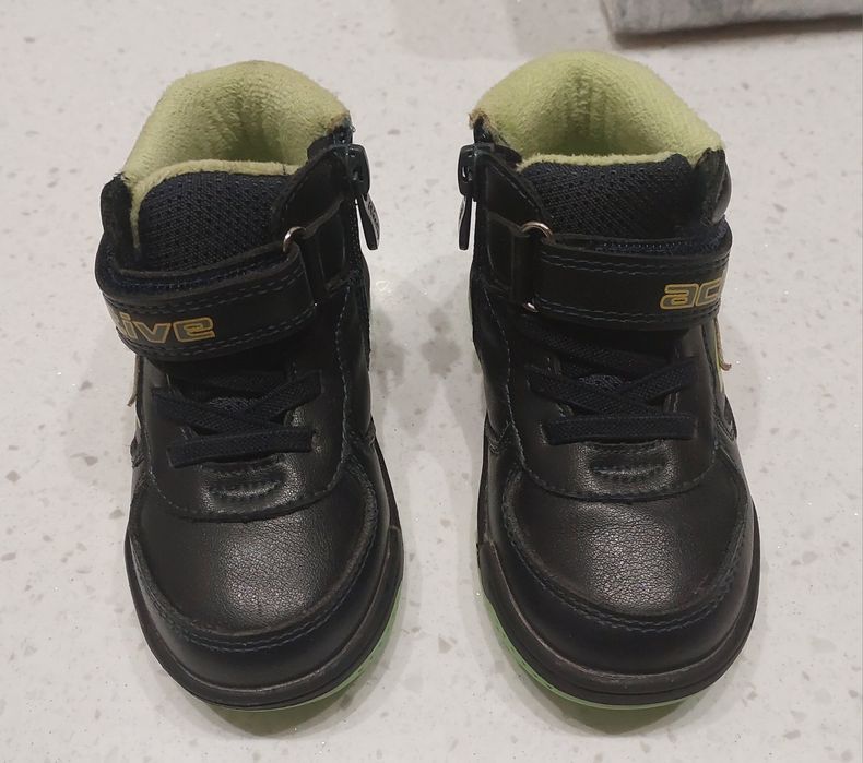 Продам демисезонные ботиночки на мальчика