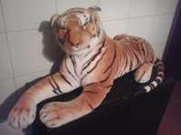 peluche gigante de um tigre