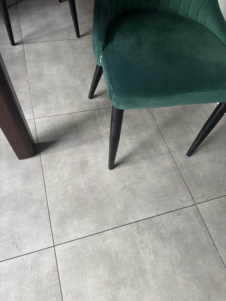 Stół z krzeslami tapicerowanymi
