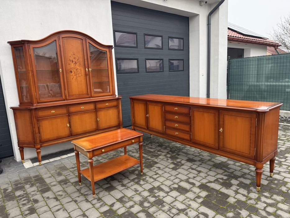 Zestaw mebli z drewna wiśniowego