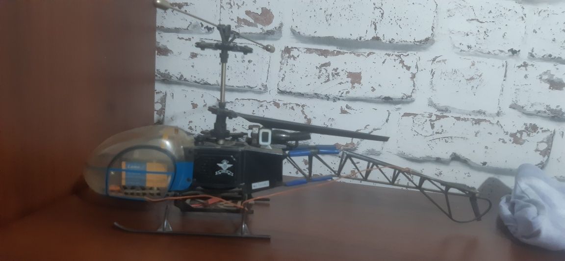 Mini helikopter dron.