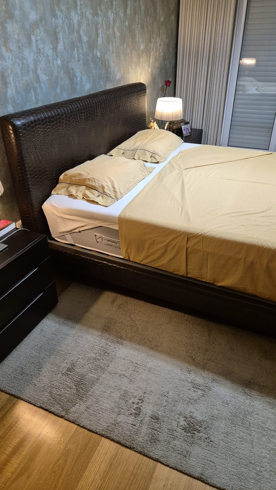 Cama de casal com estrado e colchão .