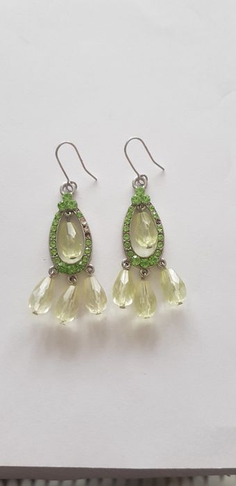 Piękne kolczyki w kolorze srebrnym ozdobione zielonymi kamieniami