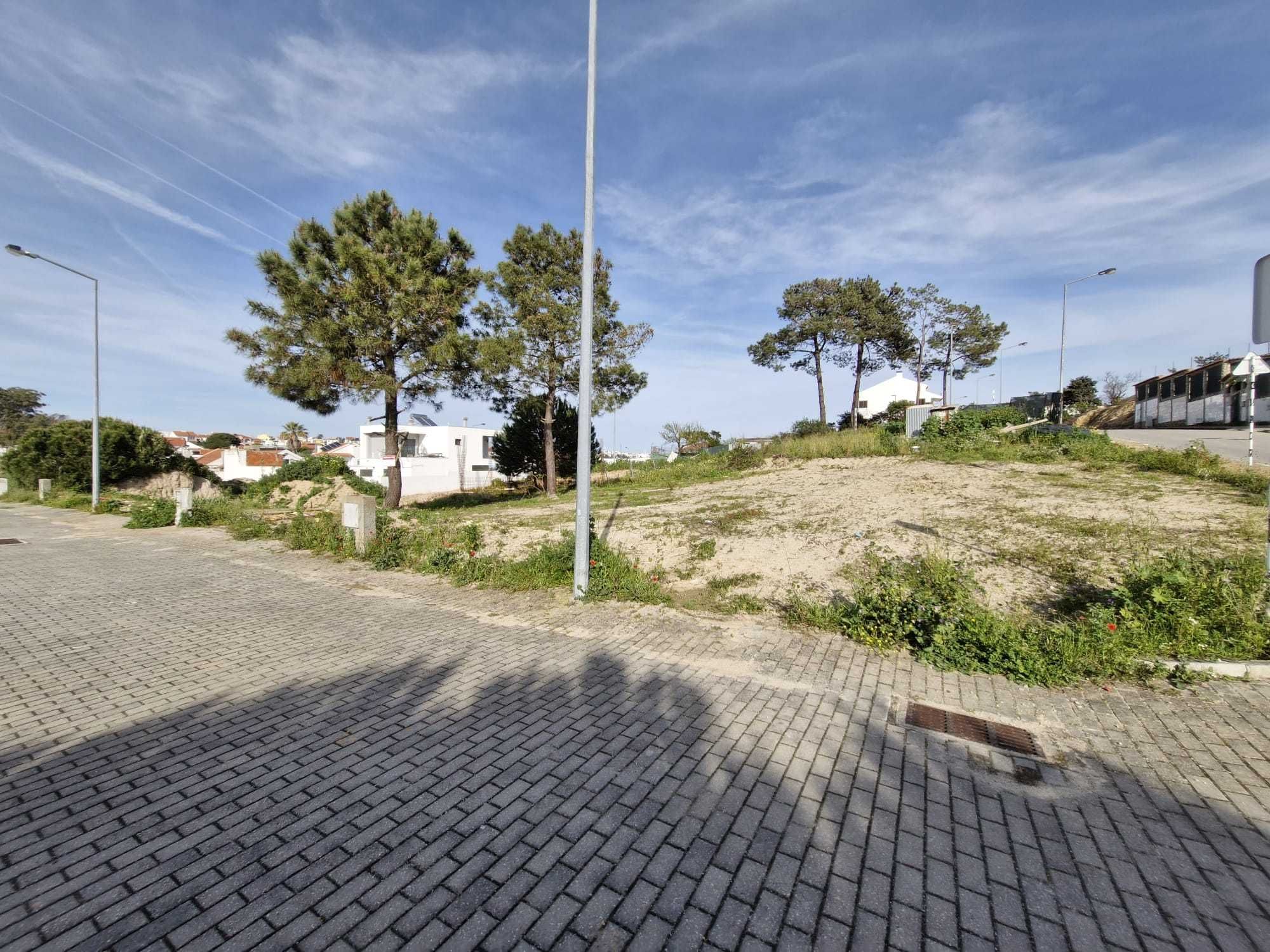 Terreno urbano com 228 m2 na Quinta do Gil, Sobreda da Caparica