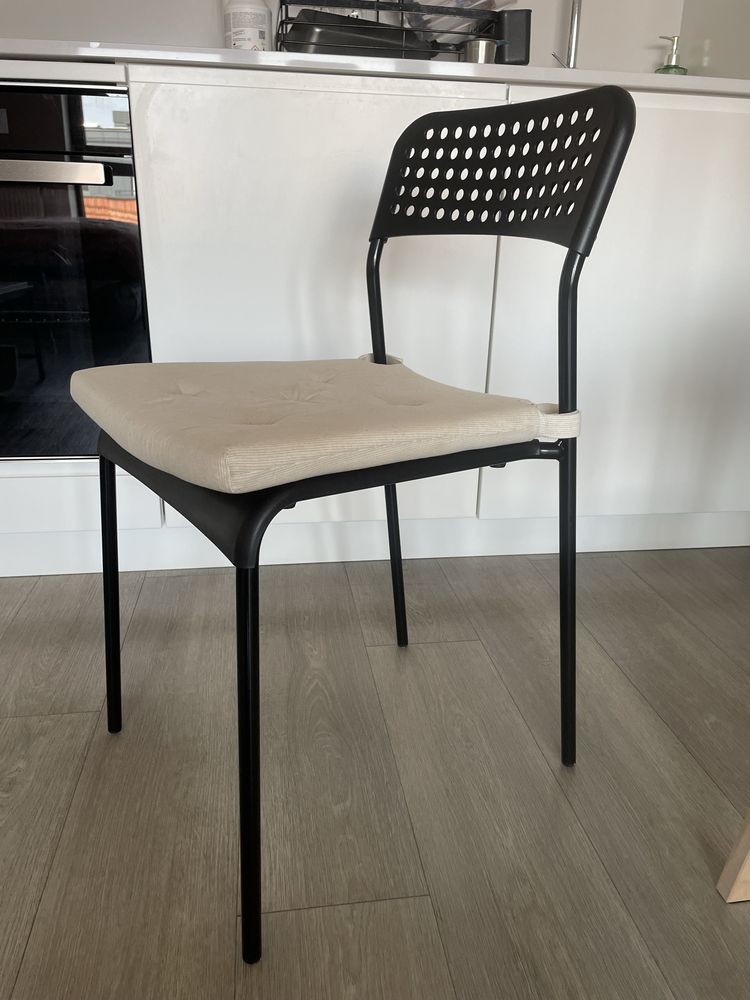Czarne krzesło Ikea