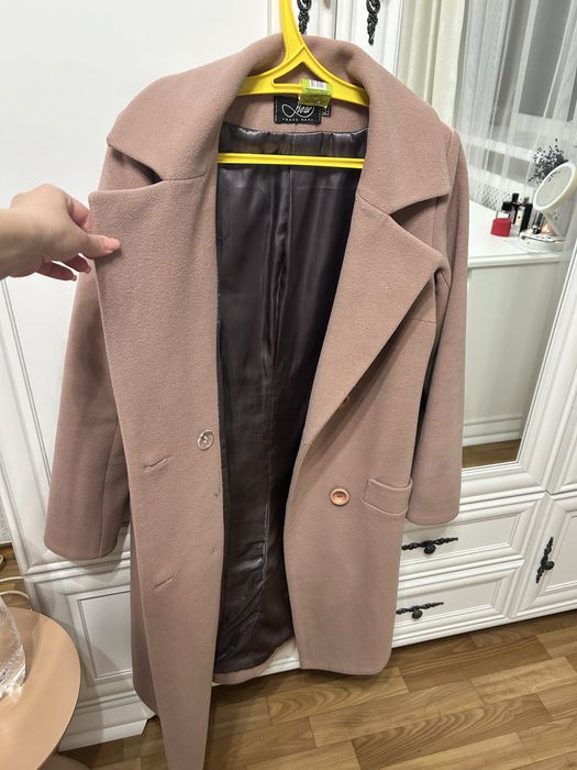 Пальто жіноче.